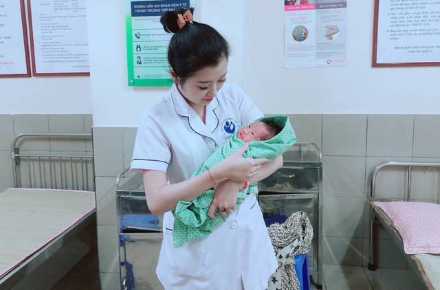 Nữ hộ sinh Nguyễn Thị Mai Linh (SN 1991) cho rằng sự quan tâm, động viên của người thân là liều thuốc bổ cho các sản phụ trước khi vào phòng sinh.