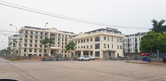 
Khu nhà khách tỉnh Bắc Giang mới giờ nằm khiêm tốn phía sau khu trung tâm tiệc cưới và shophouse của Công ty CP Đại Hoàng Sơn (ảnh chụp ngày 16/6/2018)

