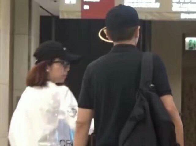 Lưu Khải Uy bị bắt gặp đi cùng một cô gái lạ tại trung tâm mua sắm
