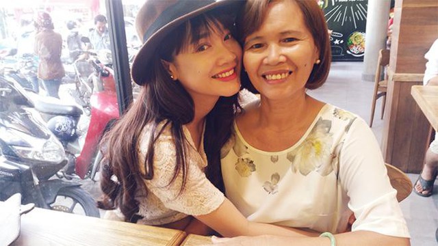Sau khi nổi tiếng và thành công, Nhã Phương thường đưa mẹ vào TP.HCM để chăm sóc và phụng dưỡng. 