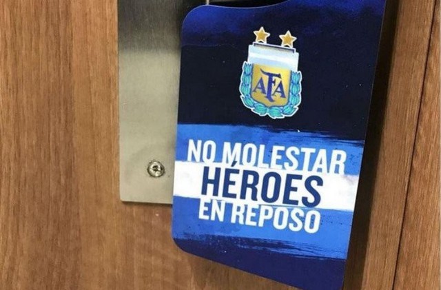 Trên tay nắm cửa phòng, họ treo tấm biển viết bằng tiếng Tây Ban Nha: Đừng làm phiền, các anh hùng đang nghỉ ngơi.