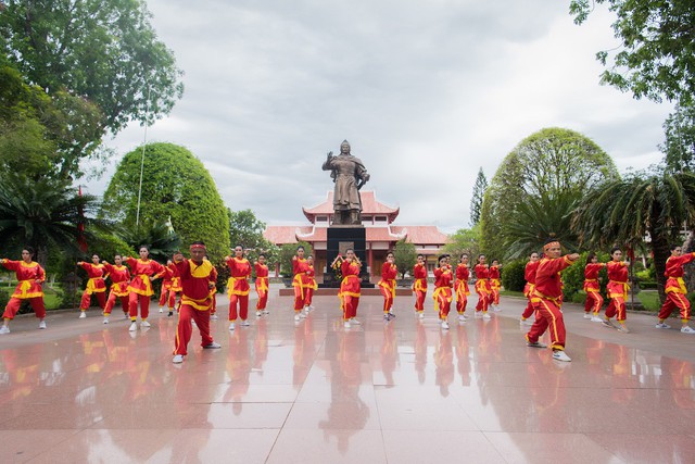 Màn biểu diễn tập thể tại khu di tích lịch sử Đền thờ Tây Sơn Tam Kiệt, Bình Định