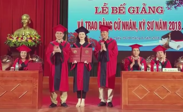 Nữ sinh viên Trần Thị Duyên nhận một lúc hai bằng tốt nghiệp.