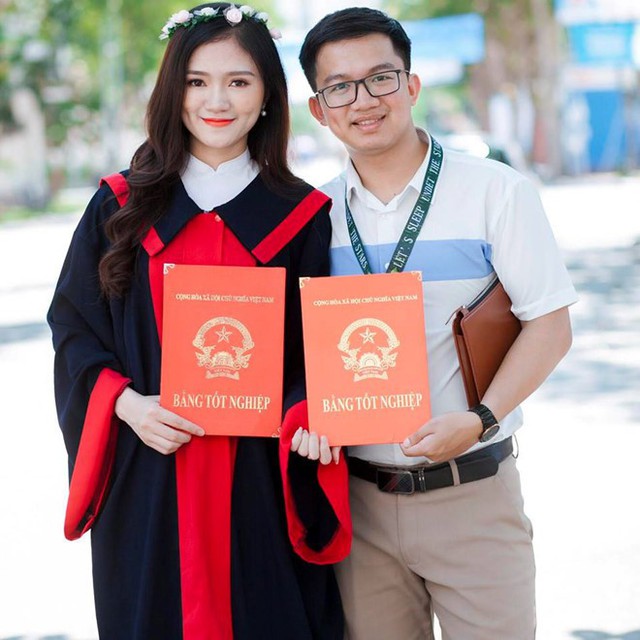 M&agrave;n cầu h&ocirc;n của ph&oacute; b&iacute; thư Đo&agrave;n Đại học Vinh đang g&acirc;y b&atilde;o mạng x&atilde; hội. Ảnh: FBNV.