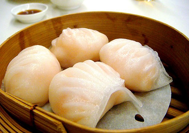 Được gọi là Vua của dim sum, há cảo là món ăn cho thấy rõ nhất chất lượng của mỗi nhà hàng. Đây là món ăn cổ điển và không thể thiếu trong mỗi thực đơn dim sum. Há cảo ngon có vỏ trong, loại phổ biến có nhân từ thịt tôm ngọt và tươi cùng với măng băm nhỏ. Vỏ há cảo tôm chuẩn đẹp phải được gấp nếp ít nhất 7 lần.