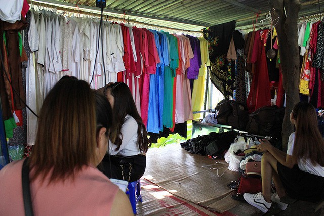 Một góc cửa hàng của chị Thủy vào mùa chụp ảnh với sen tại đầm sen Hồ Tây, những ngày cuối tuần phục vụ từ 70 - 80 khách/ngày.