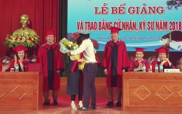 Hai người ôm nhau thắm thiết trên bục nhận Bằng tốt nghiệp.