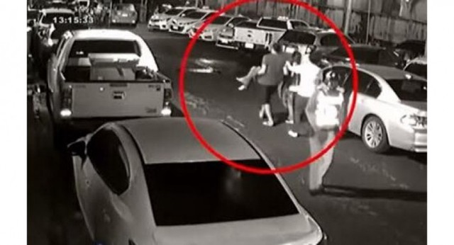 Camera an ninh ghi lại được cảnh nh&oacute;m y&ecirc;u r&acirc;u xanh bế c&ocirc; g&aacute;i 21 tuổi đ&atilde; bất tỉnh ra xe