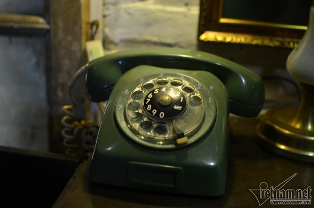 Chiếc điện thoại quay số một thời cũng có mặt trong nhà Vũ Huy .
