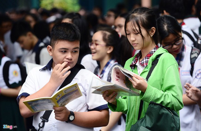 Cuộc đua tranh suất vào lớp 10 công lập ở Sài Gòn trở nên gay gắt hơn khi sau kỳ thi này, hơn 22.000 thí sinh sẽ rớt trường công lập.