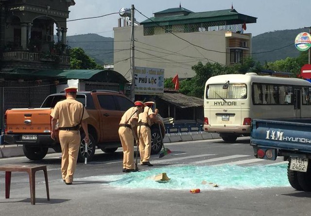 CSGT tỉnh Quảng Ninh giúp tài xế thu gom kính bị vỡ trên đường