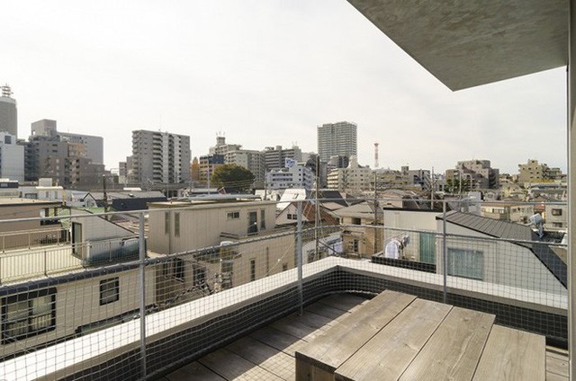 Khoảng sân thượng được thiết kế lưới bao quanh giúp không gian rộng và thoáng đủ để cả nhà cùng trò chuyện, vui chơi và ngắm nhìn thành phố từ trên cao.
