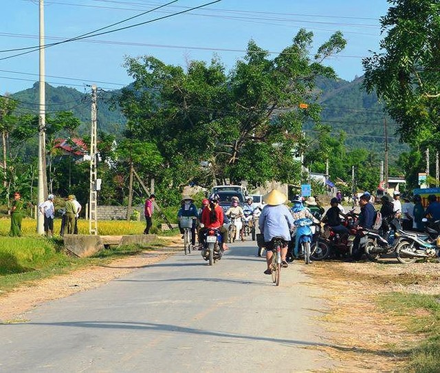 
Hàng trăm người dân có mặt tại hiện trường để xem công an khai quật tử thi chị Hoa.
