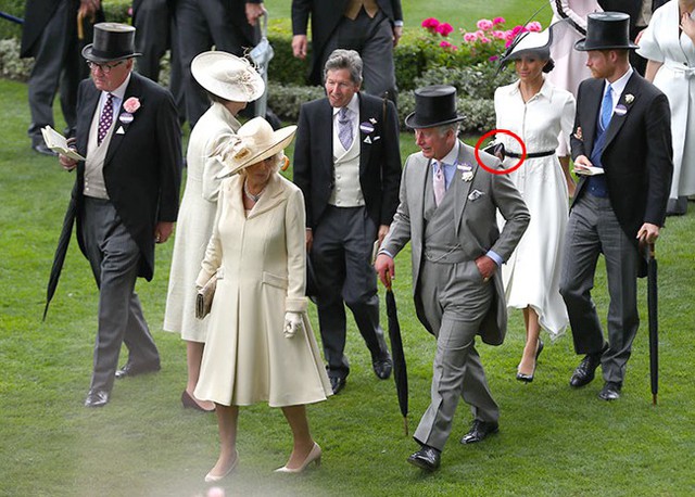 Bà Camilla cũng không gắn bảng tên lên áo khoác, trong khi đó Meghan cầm bảng tên cạnh túi. Ảnh: PA.
