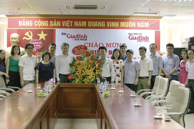 
Lãnh đạo Bộ Y tế thăm và chúc mừng Báo Gia đình & Xã hội nhân dịp Kỷ niệm ngày Báo chí Việt Nam.     Ảnh: Chí Cường
