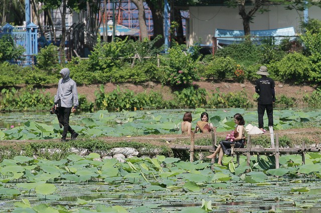 
Thời trang áo yếm ngày xưa được rất nhiều cô gái thể hiện.
