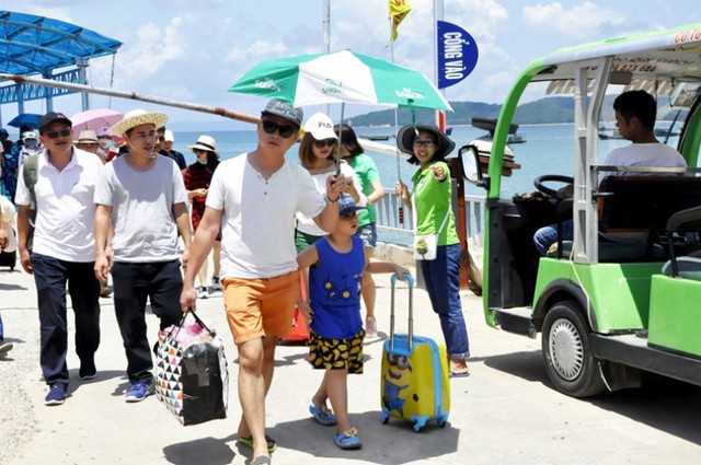 
Lãnh đạo huyện Cô Tô khuyến cáo khách du lịch hạn chế ra đảo vì sự cố mất điện, hạn chế về nước sinh hoạt. Ảnh: Minh Đức
