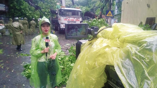 
Nhà báo Thùy An - Ban Điện tử Truyền hình - Báo An ninh Thủ đô - dẫn hiện trường ngay thời điểm bão lớn ở Hà Nội.
