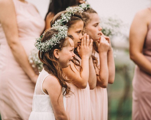 Lexi đã khóc nức nở khi chứng kiến bố mẹ trao lời thề nguyện. (Ảnh: theknot)