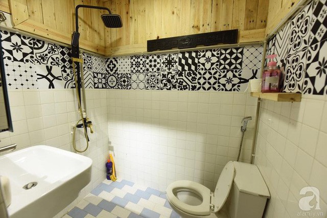 Phòng tắm được trang trí đơn giản với những mảng màu sinh động của gạch ốp sàn, ốp tường.