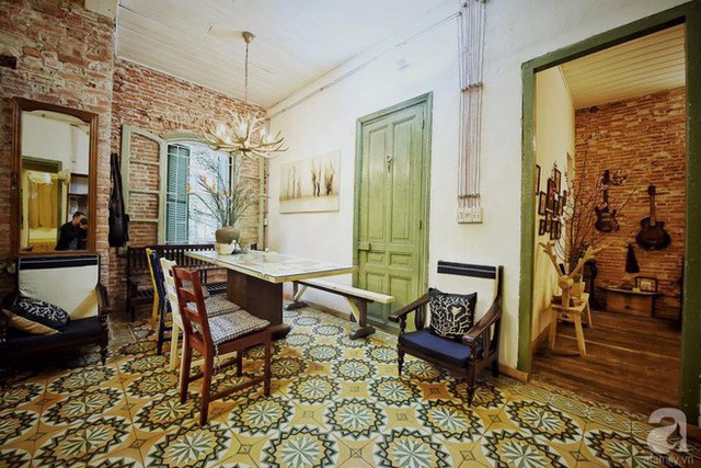 Phòng ăn với điểm nhấn từ gạch lát sàn đậm phong cách Pháp cổ.