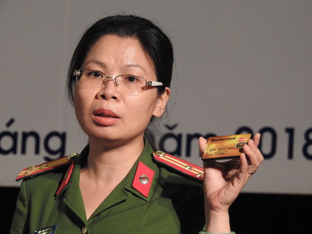 Thượng tá Hạ Thị Hằng - Phó Trưởng Phòng PC50 (Công an TP Hà Nội) giới thiệu thiết bị gian lận giống thẻ ATM.