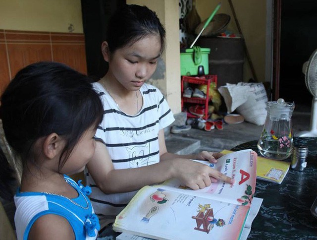 Thời gian rảnh, Việt Hà thường làm việc vặt giúp gia đình và chỉ cho em gái học.