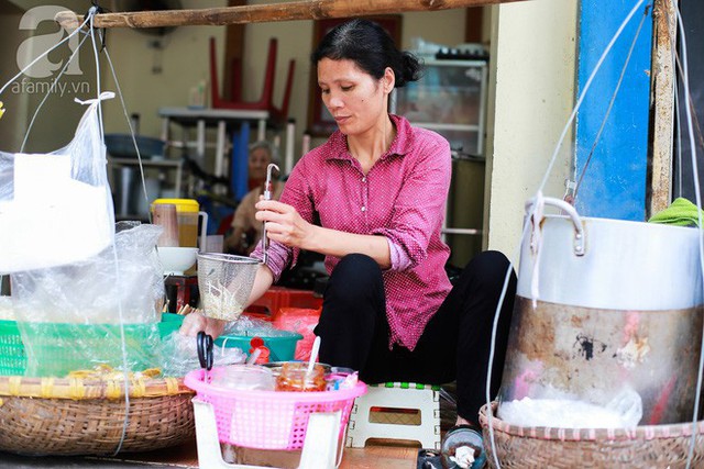 
Bánh đa cua Lý Thường Kiệt mang vị ngon thanh đạm của bánh đa, miến chần vừa tới lại ngấm nước dùng đậm đà, đồ ăn đủ đính kèm để không trống trải nhưng không bị ngấy. Đặc biệt nhất phải kể đến nước dùng và gạch cua của quán. Gạch cua ở đây không để riêng ra bát mà cứ để nguyên những tảng gạch nổi trong nồi, khi có khách ăn thì lấy 1, 2 miếng nhỏ thêm vào bát. Ăn miếng gạch ở đây, bạn sẽ phát hiện ra ngày là gạch không hề độn đậu mà mềm, thơm ngậy đặc trưng.
