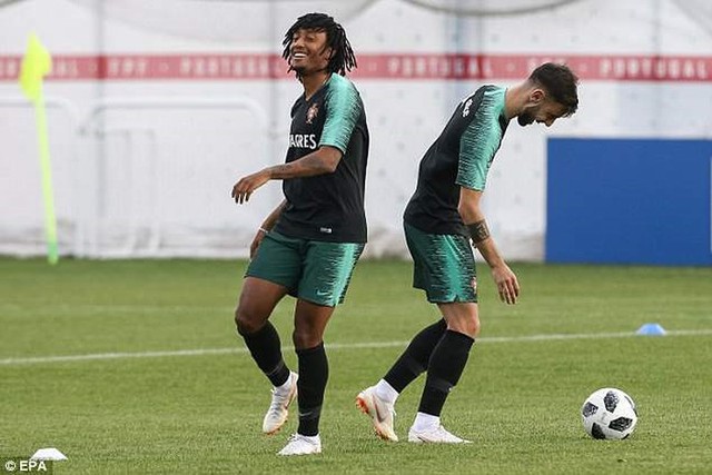 Gelson Martins (trái) và tiền vệ Bruno Fernandes (phải)… cùng cười.