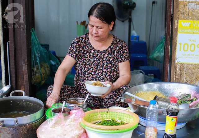 Ai đã từng ăn bát bánh đa cua Hàng Chĩnh hẳn đều ấn tượng với thứ nước dùng cua thanh nhẹ, những sợi bánh đa chần đến độ, mềm mà không nát hay miếng gạch cua thơm bùi. Được biết, thứ bánh đa này được bác Thơm đặt từ quê nhà Nam Định lên để phục vụ thực khách. Ngoài bánh đa, nước dùng, giò, rau ăn kèm cũng làm rất cẩn thận. Chủ quán cho biết mỗi ngày bác đều nấu 3 kg cua để có được nồi nước dùng thơm đúng vị và lớp gạch thơm mềm.