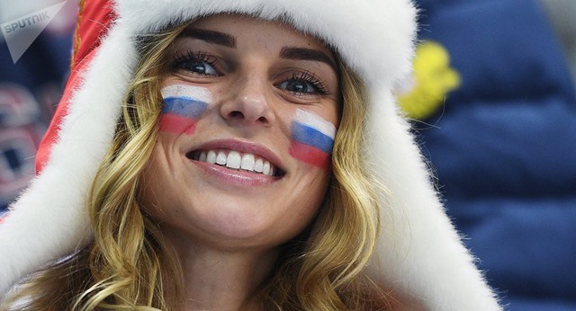 Nữ cổ động viên của đội tuyển Nga.