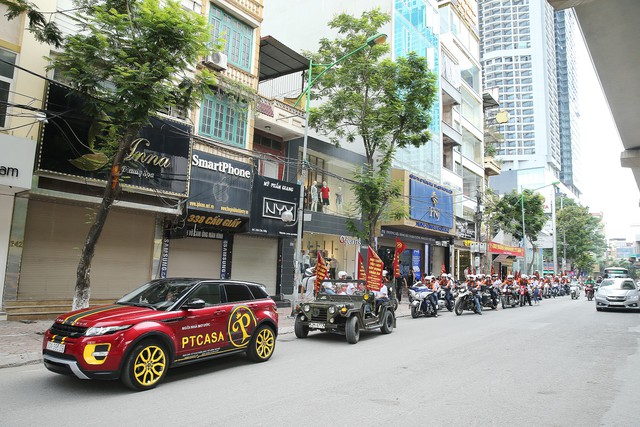 Màn diễu hành ấn tượng bằng dàn xe moto trên đường phố