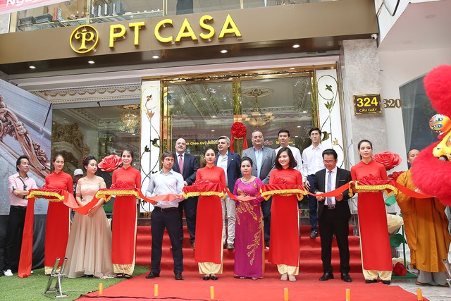 Tổng Giám đốc Nguyễn Thị Phương (áo dài tím) và đại diện của các thương hiệu nổi tiếng châu Âu trong buổi khai trương