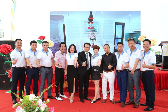Đạo diễn Nguyễn Công Vượng (trang phục đen trắng) cùng các nghệ sĩ, quan khách trong buổi khai trương showroom 2