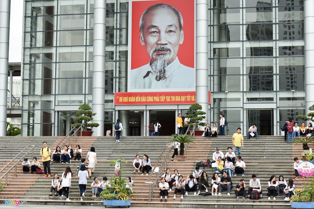 6h sáng 25/6, hàng trăm học sinh lớp 12 có mặt tại trường THPT chuyên Hà Nội - Amsterdam để dự thi môn Văn, kỳ thi THPT quốc gia.