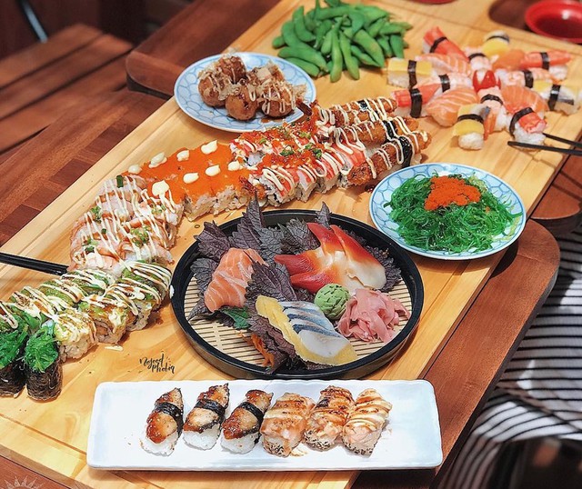 Trạm Sushi nổi tiếng bởi khay sushi khổng lồ được ghép thành cuộn phượng hoàng, phủ tôm và sốt california. Trong mâm sushi còn có một set đồ sống, chủ yếu là cá hồi và cá trích tươi. Đồ ăn kèm cũng đa dạng gồm salad rong biển, takoyaki, đậu lông... Sáu người ăn một mâm to giá một triệu đồng là hợp lý. Địa chỉ: 84 Trấn Vũ, Hà Nội. Mức giá: 200.000 đồng/người. Ảnh: @nofoodphobia.




Không chỉ có không gian nịnh mắt mà Isushi còn có thực đơn rất đa dạng. Chia sẻ về đồ ăn ở đây, food blogger Kiên Lê ấn tượng với sashimi cá kiếm được khò chút lửa ăn ngậy và hơi khét tạo cảm giác cháy cạnh rất thích. Salad ba chỉ xông khói, trứng chần ăn khá vừa miệng. Món tráng miệng với mỳ lạnh soba và trà xanh cũng rất hợp vị. Địa chỉ: Tầng 2, tháp A, NO4 Hoàng Đạo Thúy, Hà Nội. Mức giá: 300.000 đồng/người. Ảnh: @thepandasflavor.





Cá hồi sashimi ở Kisu Sushi được đánh giá là rất tươi, ăn ngọt, thịt cá chắc và bùi. Món cá tuyết nướng sốt teriyaki ở đây cũng được ưa chuộng. Một set sushi rất tròn vị gồm có cá hồi, sò đỏ, cá ngừ và lươn. Tempura rau củ quả và thịt lợn chiên xù rất đáng để thử. “Đồ ăn khá rẻ so với chất lượng” - Food blogger Ninh Eating hào hứng chia sẻ. Địa chỉ: 65C Trần Quốc Toản, Hà Nội. Mức giá: 250.000 đồng/người. Ảnh: @ninheating.





Nhà hàng Fukurai có không gian khá rộng, chia làm nhiều phòng nhỏ. Các món cá ở đây khá tươi, không bị bở như đồ đông lạnh. Salad và mì soba cũng dễ ăn. Bạn có thể gọi thêm lẩu nấm. Nước lẩu đậm đà và ngọt thanh. Tuy không phải quá xuất sắc nhưng cũng là một nhà hàng ngon, hợp khẩu vị bạn nên thử. Địa chỉ: 9 Đào Tấn, Hà Nội. Mức giá: 200.000 đồng/người. Ảnh: @eatenbylong.





Nếu bạn ở Sài Gòn, sushi Ba Con Sóc là lựa chọn đáng lưu ý. Ưu điểm của quán là sashimi tươi rói. Đồ cuốn hơi khô nhưng ăn cũng vừa miệng. Salad bó xôi ăn khá lạ, udon rất ngon. Quán có món trứng hấp khá độc đáo so với các quán sushi khác. Địa chỉ: 29 Trương Định, quận 3, TP.HCM. Mức giá: 200.000 đồng/người. Ảnh: @ansapsaigon.





Yên Sushi Sake có giá khá cao nhưng bù lại, chất lượng ở đây rất tốt. Sashimi tươi và bùi. Cuộn lươn chất lượng với thịt lươn và sốt đầy ụ. Nigiri gan ngông mùi hơi hăng, ăn bắt miệng. Thêm vào đó, nhà hàng được trang trí và có góc nhìn rất đẹp. Phục vụ chu đáo, không có gì để chê trách - Foodblogger Hữu Như chia sẻ. Địa chỉ: 15 Lê Quý Đôn, quận 3, TP.HCM. Mức giá: 500.000 đồng/người. Ảnh: @iamfoodtester.





Không chỉ có sushi, bạn có thể tìm thấy bánh xèo, cơm, trứng cuộn, salad… và tất cả các món Nhật khác ở Phố Nhật. Không gian quan hơi bé nhưng trang trí ấm cúng, xinh xắn. Giá đồ ăn ở đây cũng rất rẻ, chỉ 250.000 đồng cho cả bàn ăn trên hình. Nếu bạn muốn tìm một quán Nhật giá bình dân thì đây chính là lựa chọn lý tưởng. Địa chỉ: 39 Nguyễn Thái Học, quận 1, TP.HCM. Mức giá: 150.000 đồng/người. Ảnh: @iamfoodtester.

