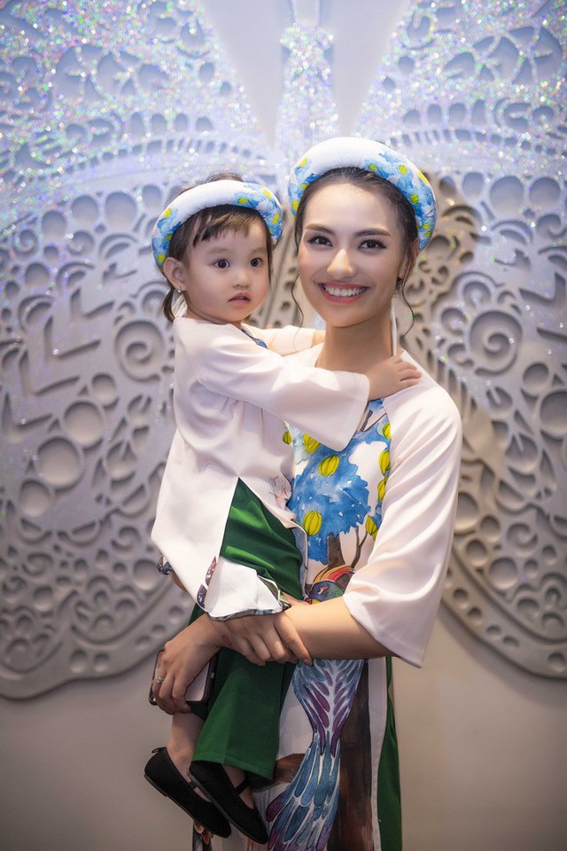 Cuối tuần qua, người mẫu Hồng Quế đã đưa con gái Cherry cùng đi tham gia một sự kiện thời trang diễn ra tại Hà Nội. Hai mẹ con cùng diện áo dài đôi nhẹ nhàng, xinh xắn.