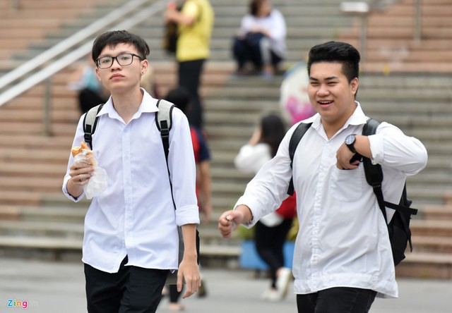 Trong buổi s&aacute;ng nay, nhiều th&iacute; sinh do dậy sớm n&ecirc;n phải tranh thủ ăn s&aacute;ng trong trường.