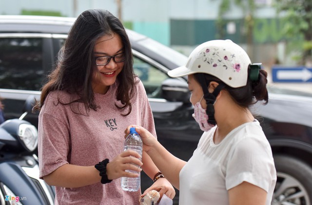 Phụ huynh đưa thức ăn, nước uống cho con để đảm bảo sức khoẻ.