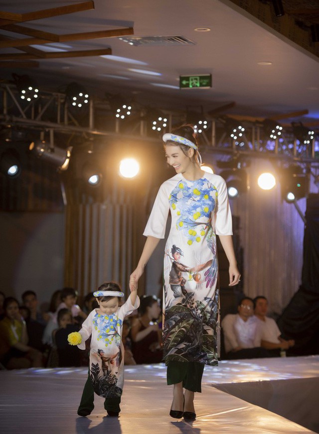 Người mẫu Hồng Quế cũng cho con gái 20 tháng tuổi - Cherry catwalk cùng mình.