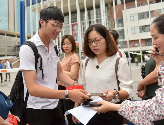 C&ocirc; gi&aacute;o Thuỷ cầm theo bản danh s&aacute;ch t&ecirc;n, số điện thoại của tr&ograve; v&agrave; của bố mẹ. Nếu c&oacute; học sinh n&agrave;o đến muộn, c&ocirc; sẽ gọi điện cho c&aacute;c con hoặc cho phụ huynh để th&uacute;c giục. C&ocirc; cũng cầm hộ điện thoại đề ph&ograve;ng học tr&ograve; vi phạm quy chế thi.