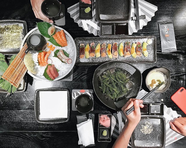 Cá hồi sashimi ở Kisu Sushi được đánh giá là rất tươi, ăn ngọt, thịt cá chắc và bùi. Món cá tuyết nướng sốt teriyaki ở đây cũng được ưa chuộng. Một set sushi rất tròn vị gồm có cá hồi, sò đỏ, cá ngừ và lươn. Tempura rau củ quả và thịt lợn chiên xù rất đáng để thử. “Đồ ăn khá rẻ so với chất lượng” - Food blogger Ninh Eating hào hứng chia sẻ. Địa chỉ: 65C Trần Quốc Toản, Hà Nội. Mức giá: 250.000 đồng/người. Ảnh: @ninheating.