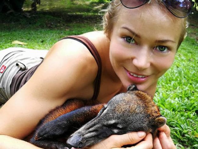 Komarova bị tấn công khi đang nghỉ trong lều tại một khu vực hẻo lánh.