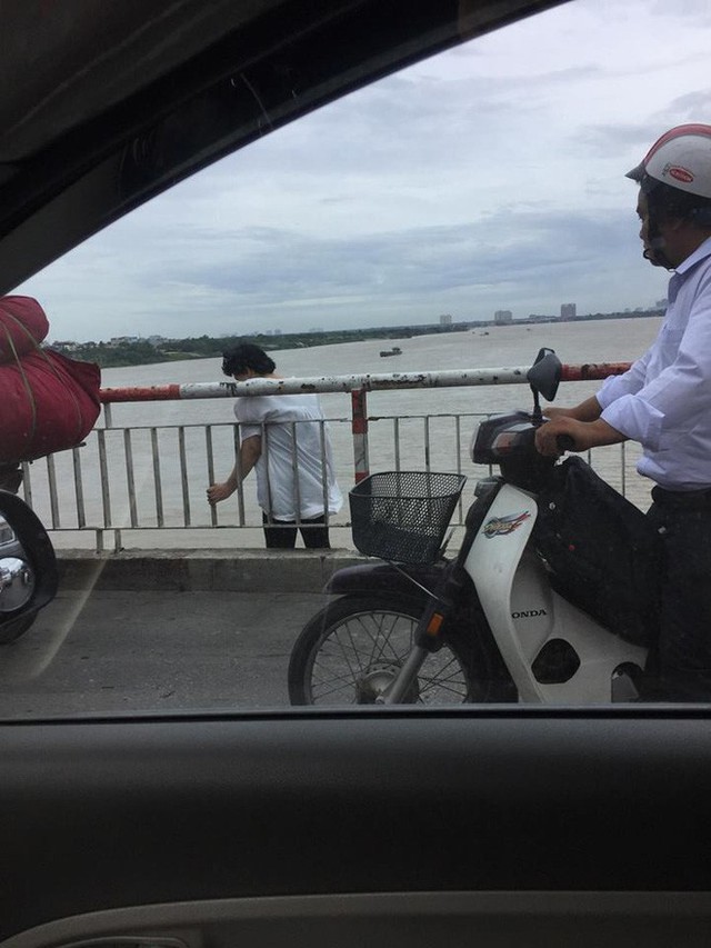 
H&igrave;nh ảnh người phụ nữ đứng tr&ecirc;n th&agrave;nh cầu đ&ograve;i tự tử.

Theo Soha/Thời Đại
