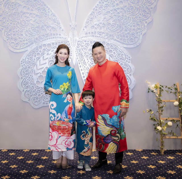 Gia đình Hoa hậu Áo dài Phí Thùy Linh cũng diện áo dài với những hình ảnh được chắt lọc từ những câu chuyện cổ tích Việt Nam quen thuộc.