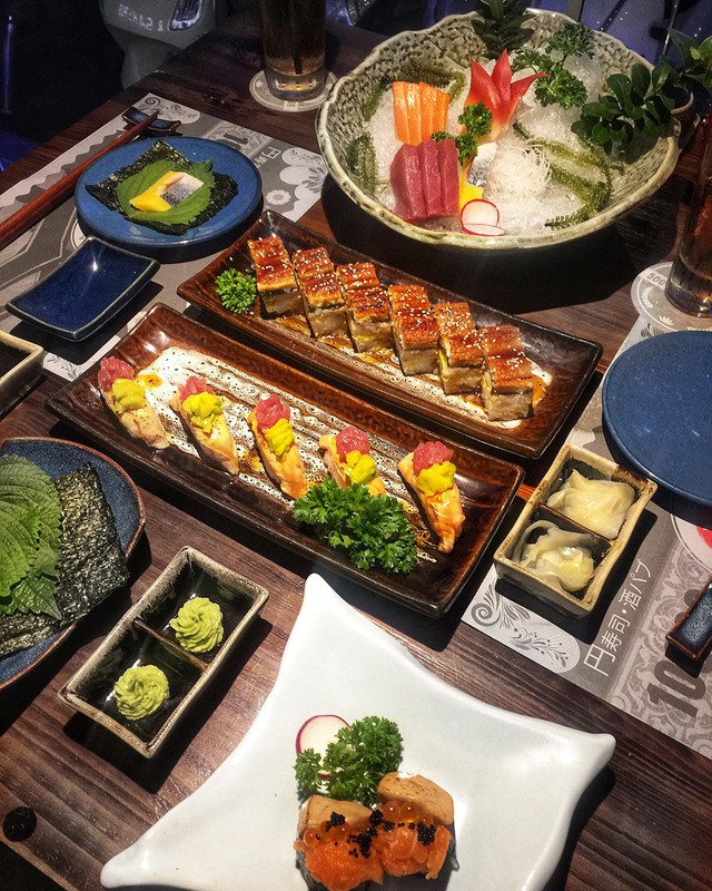 Yên Sushi Sake có giá khá cao nhưng bù lại, chất lượng ở đây rất tốt. Sashimi tươi và bùi. Cuộn lươn chất lượng với thịt lươn và sốt đầy ụ. Nigiri gan ngông mùi hơi hăng, ăn bắt miệng. Thêm vào đó, nhà hàng được trang trí và có góc nhìn rất đẹp. Phục vụ chu đáo, không có gì để chê trách - Foodblogger Hữu Như chia sẻ. Địa chỉ: 15 Lê Quý Đôn, quận 3, TP.HCM. Mức giá: 500.000 đồng/người. Ảnh: @iamfoodtester.