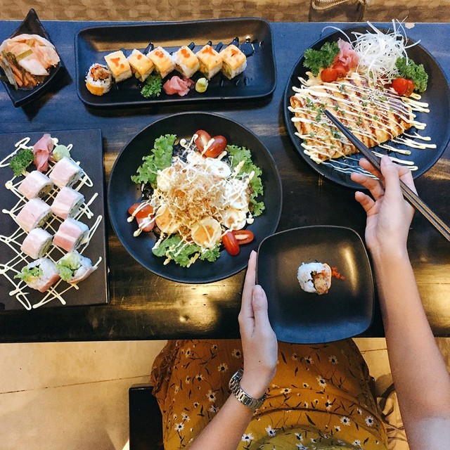 Không chỉ có sushi, bạn có thể tìm thấy bánh xèo, cơm, trứng cuộn, salad… và tất cả các món Nhật khác ở Phố Nhật. Không gian quan hơi bé nhưng trang trí ấm cúng, xinh xắn. Giá đồ ăn ở đây cũng rất rẻ, chỉ 250.000 đồng cho cả bàn ăn trên hình. Nếu bạn muốn tìm một quán Nhật giá bình dân thì đây chính là lựa chọn lý tưởng. Địa chỉ: 39 Nguyễn Thái Học, quận 1, TP.HCM. Mức giá: 150.000 đồng/người. Ảnh: @iamfoodtester.