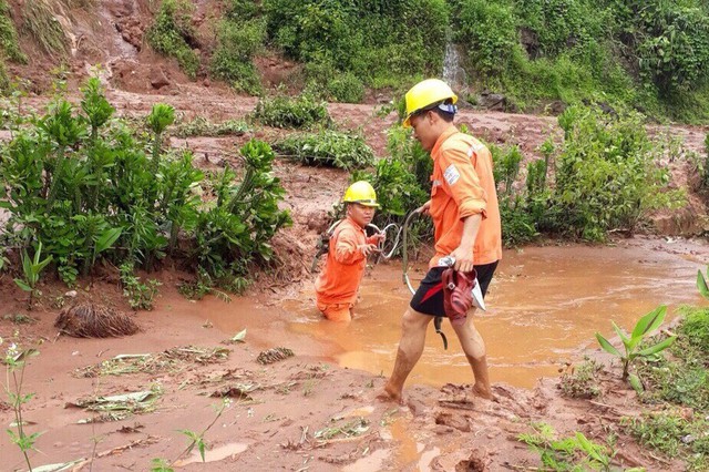 Dự kiến đến ngày 30/6 mới cấp điện trở lại cho đồng bào vùng lũ. Ảnh:TL