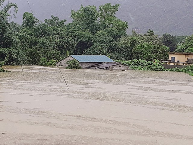 
Một số nhà dân khu vực cầu Độc Lập (xã Ngọc Đường, TP Hà Giang) bị ngập sâu trong nước.     Ảnh: Báo Hà Giang
