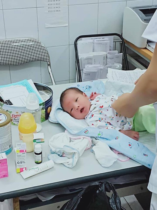 ch&aacute;u b&eacute; được kiểm tra sức khỏe